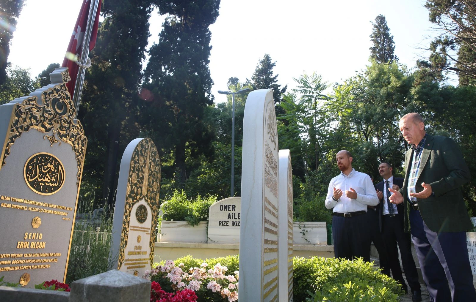 Cumhurbaşkanı Erdoğan, 15 Temmuz şehidi Erol Olçok’un mezarını ziyaret etti